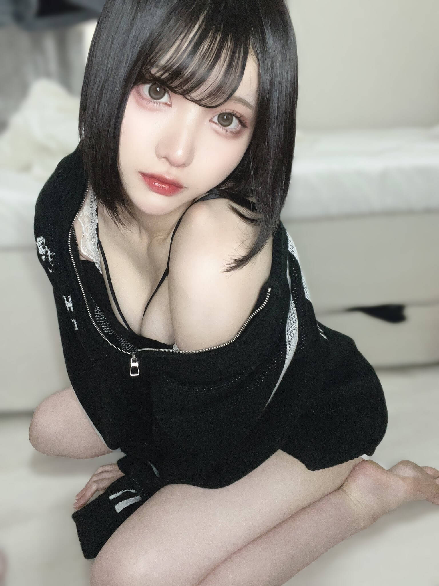 【画像】女の子のこういう谷間見えるゆるゆる部屋着えろすぎんよ