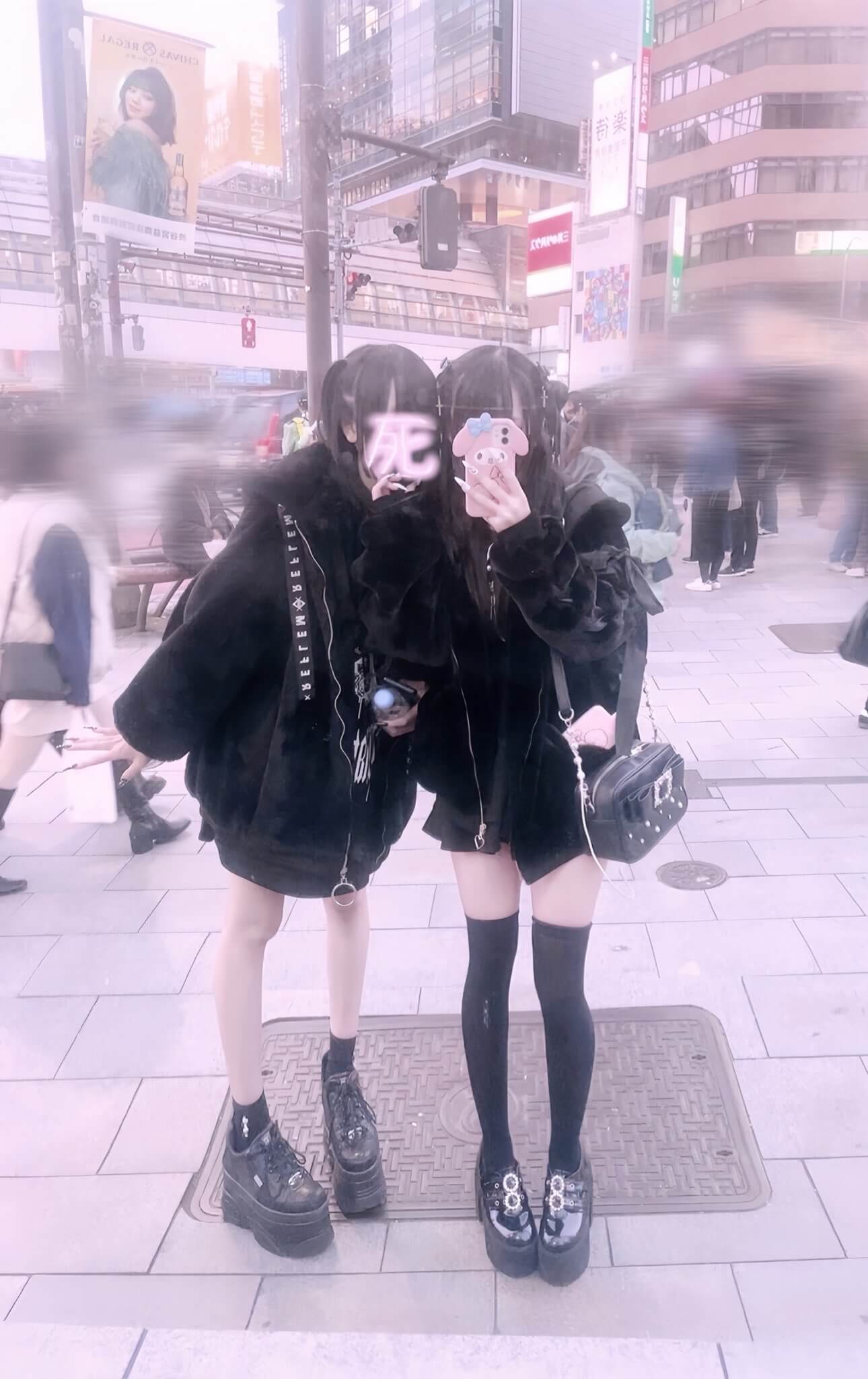 【画像】ニコイチ地雷系女子の雰囲気がカワイ過ぎてたまらん
