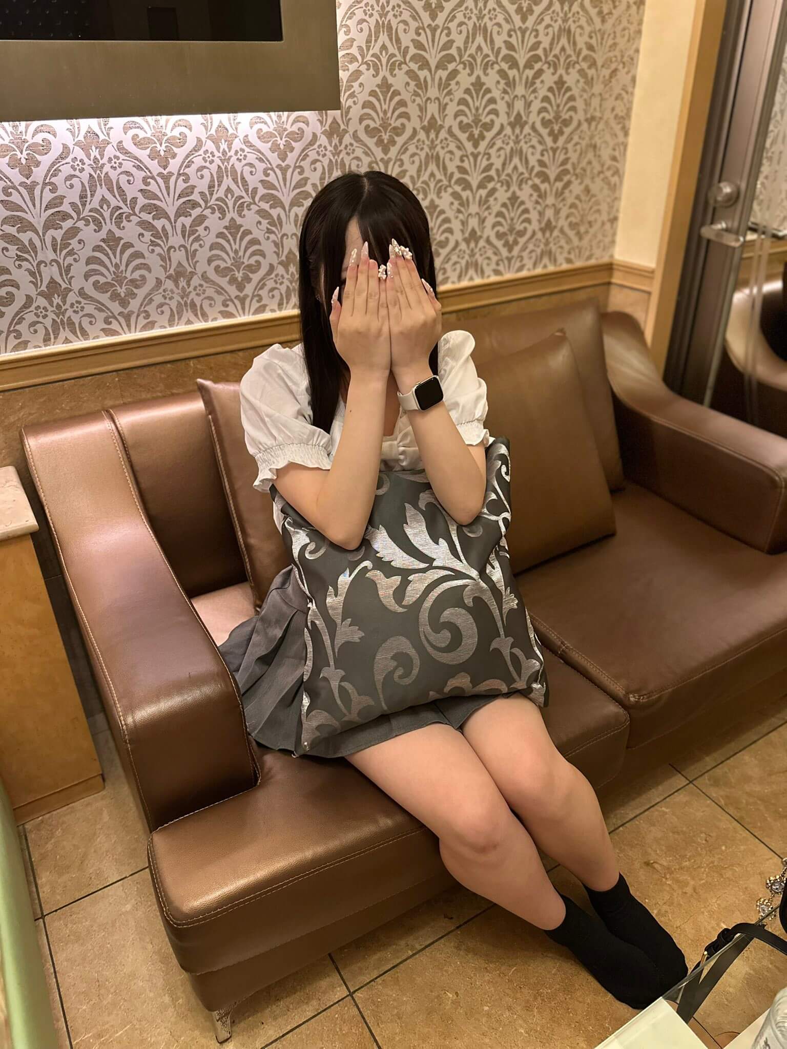 【P活女子画像】パパ活女子とホテルでこうやって写真撮るのもオプションらしいｗｗ