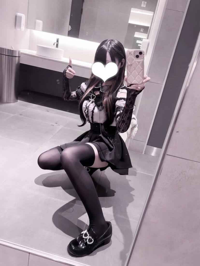 【画像】地雷系の子ってスタイル良いからこういう服が超似合うんよ