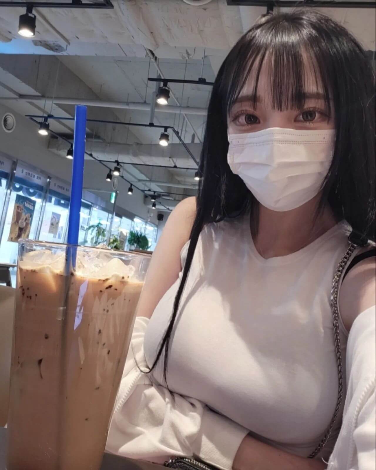 【画像】後ろからガっ！と鷲掴みにしても揉みしだきたくなる着衣巨乳