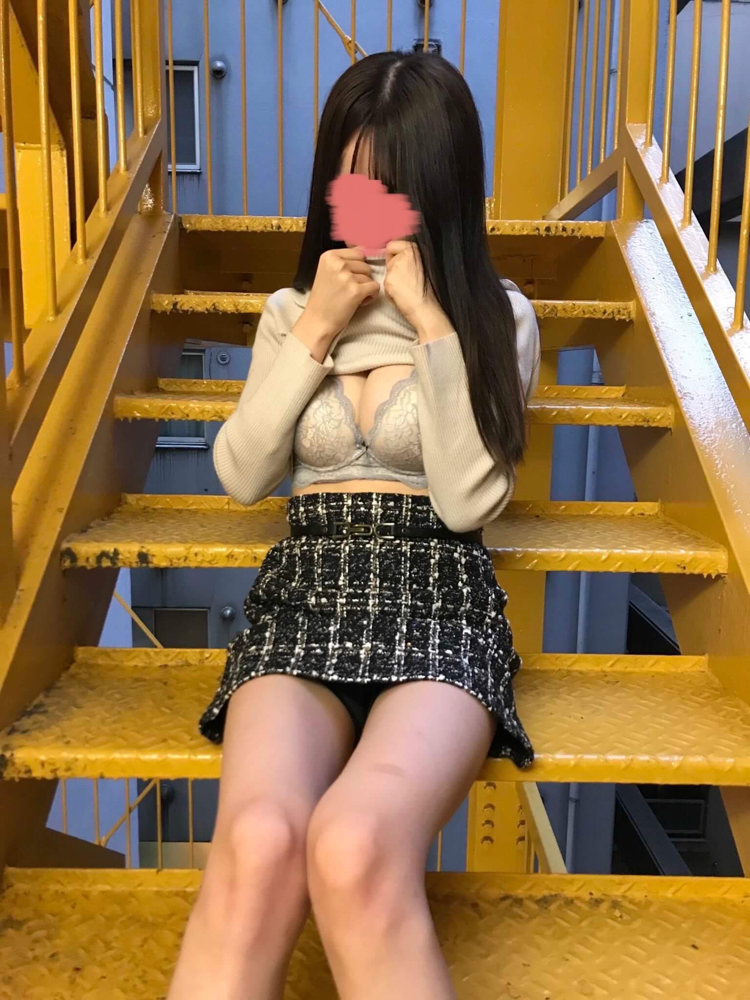 【画像】倍エロく見える服を捲って見せてくれる女の子の下着姿♡