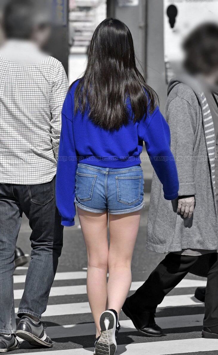 【画像】生足まる出しで街中闊歩するドスケベ女さん