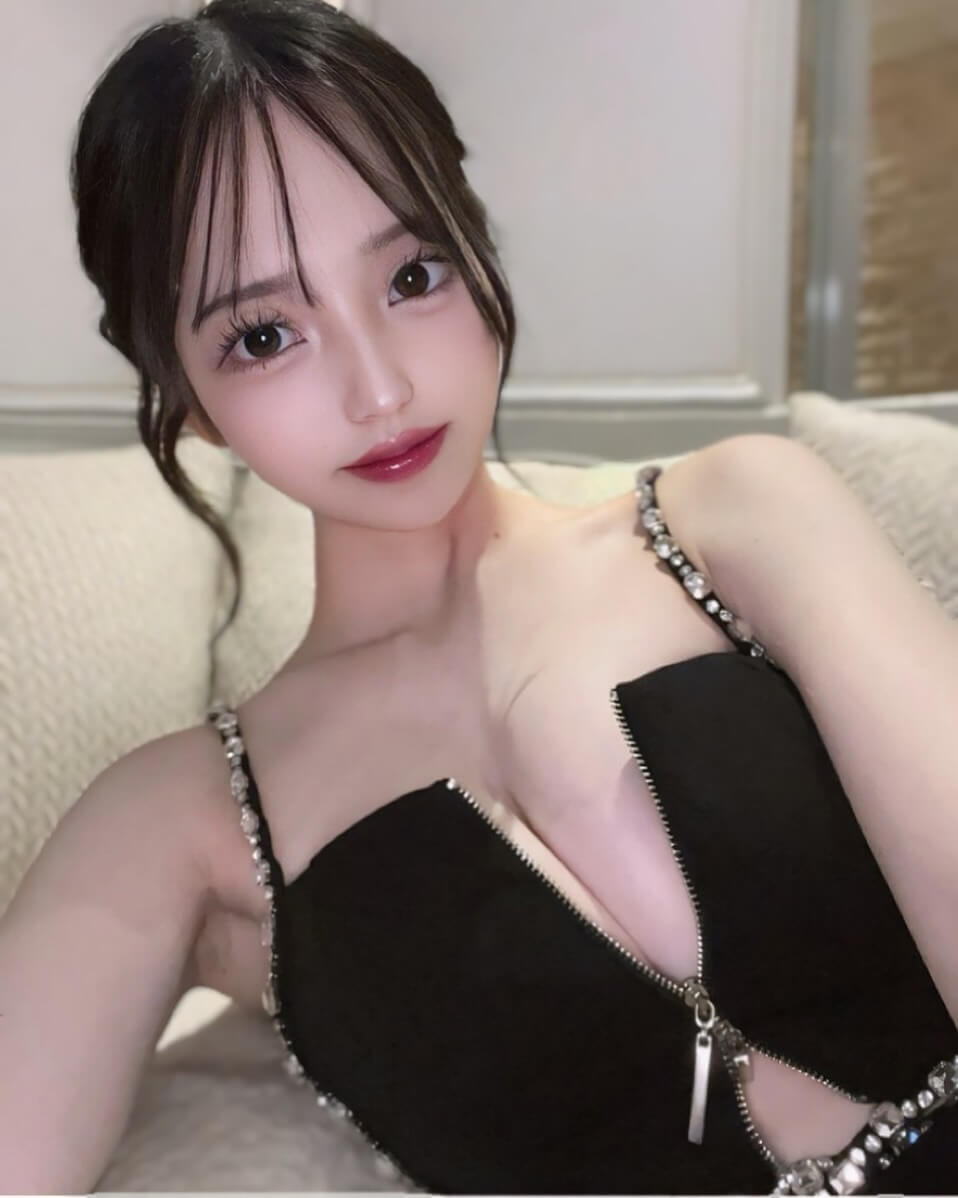 【画像】こんなん脳みそ混乱して貢ぎまくってしまう美巨乳美人キャバ嬢