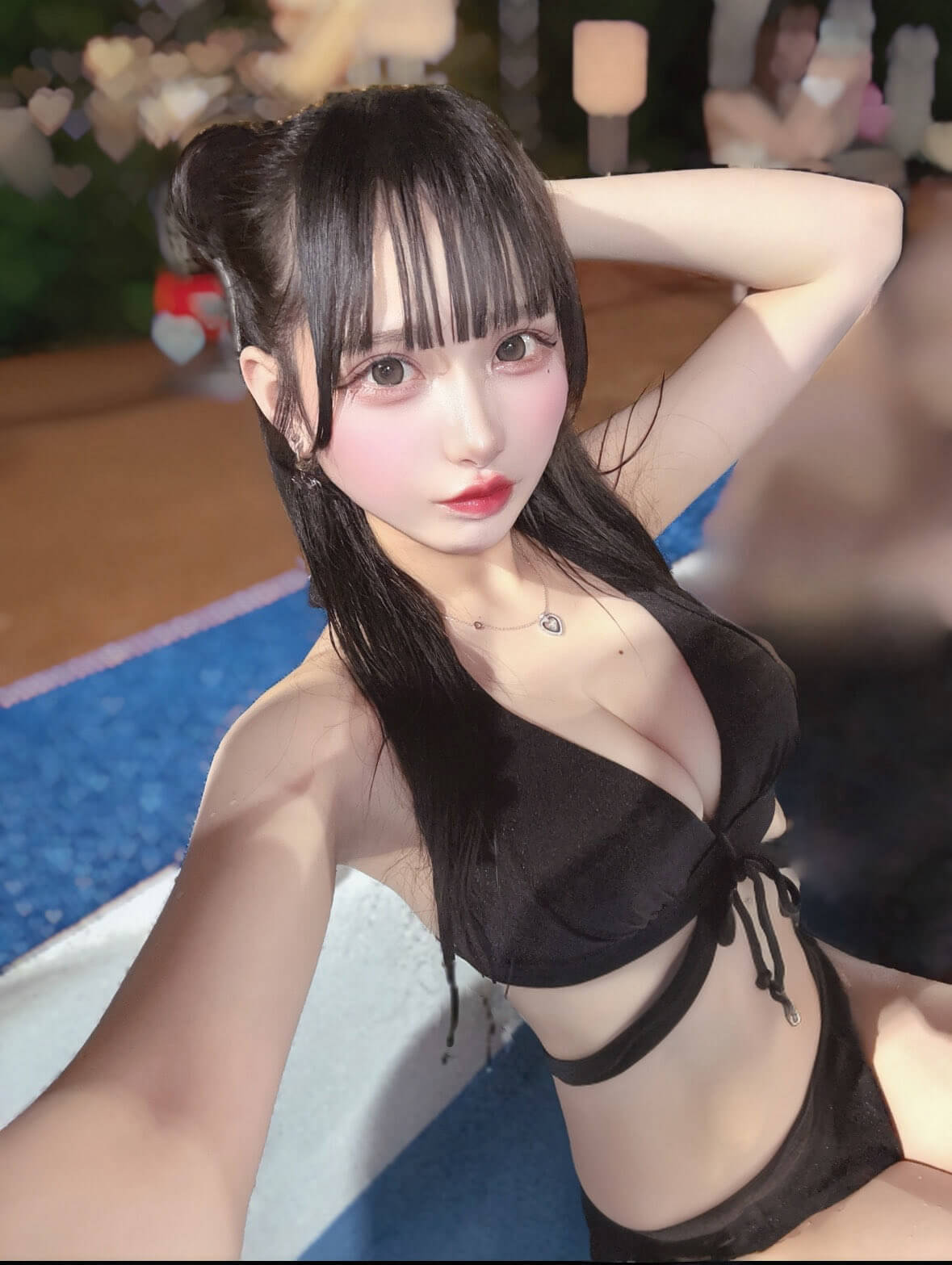 【画像】こうやって自撮りするパイデカ水着女さんプライド高そうやｗｗ