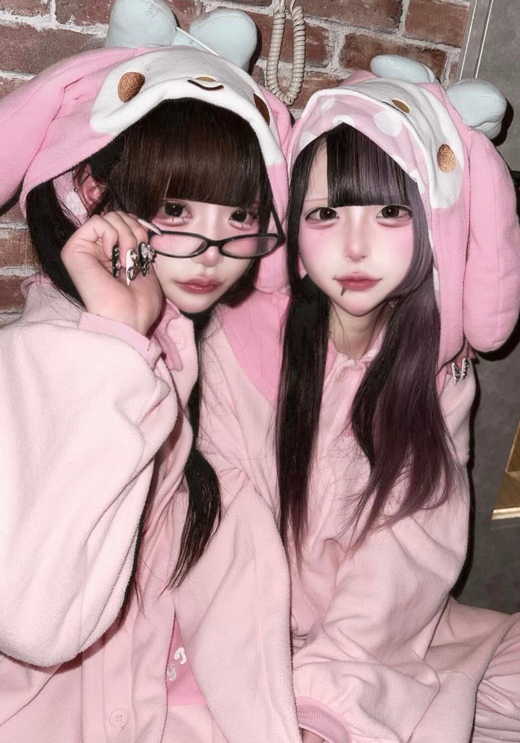 【画像】ニコイチ地雷系な女の子が可愛すぎてﾍﾟｲﾍﾟｲ送りたい